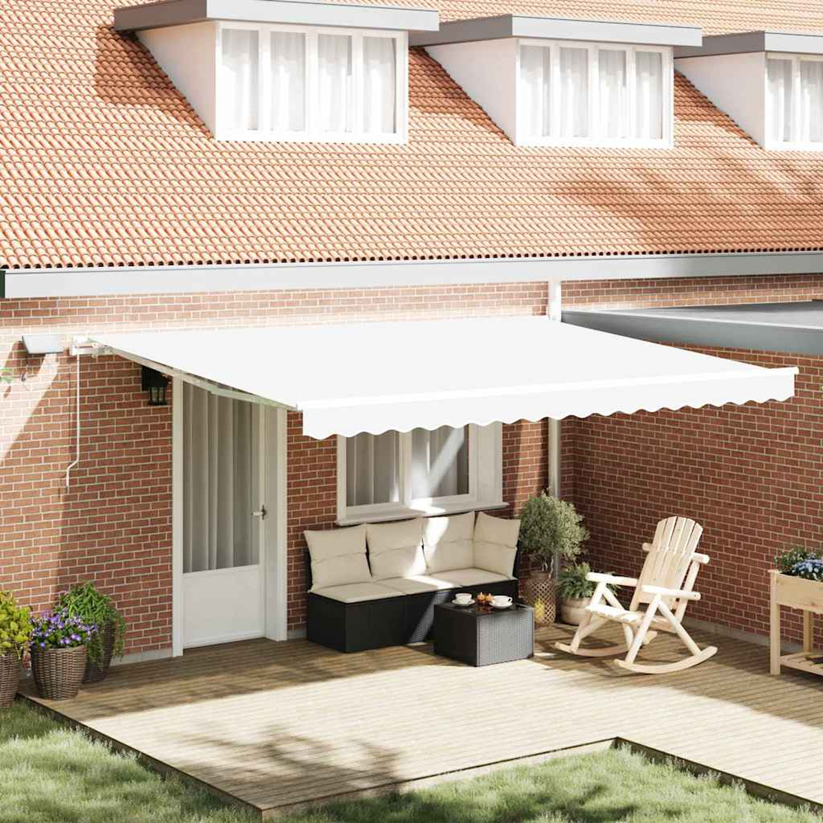 Toldo blanco sobre un patio con asientos, mecedora y plantas. Pared de ladrillo rojo, terraza de madera y casa con tejado rojo.
