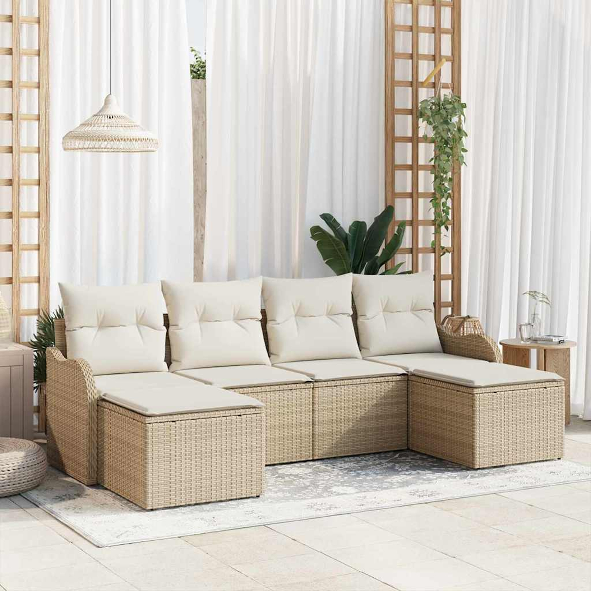 Sofá seccional para exteriores con cojines crema en un patio. Cortinas blancas y una lámpara colgante en el fondo.
