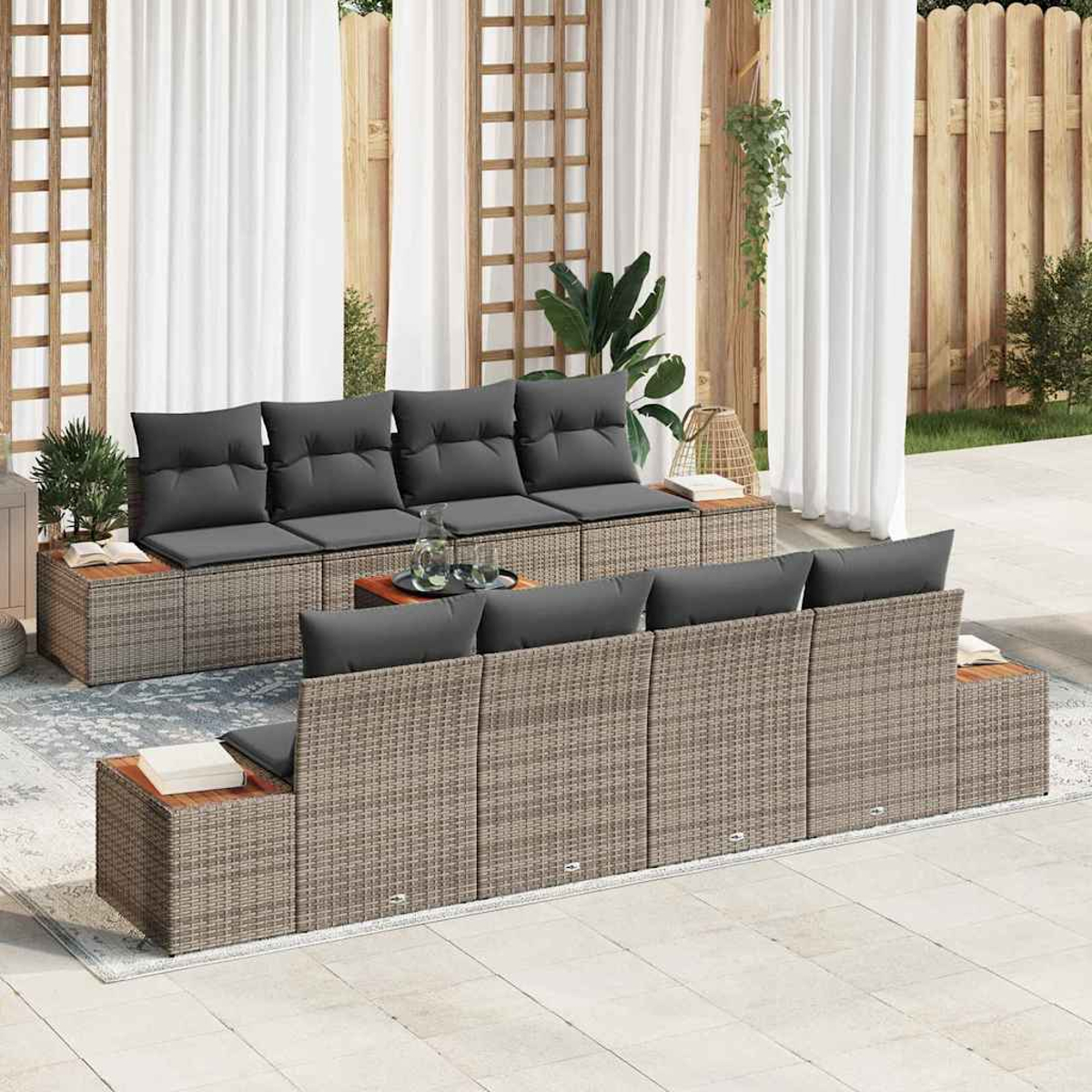 Garten-Terrassenset mit grauen Kissen. Enthält Sofas, Couchtisch und Pflanzen. Weiße Vorhänge und Holzzaun im Hintergrund.