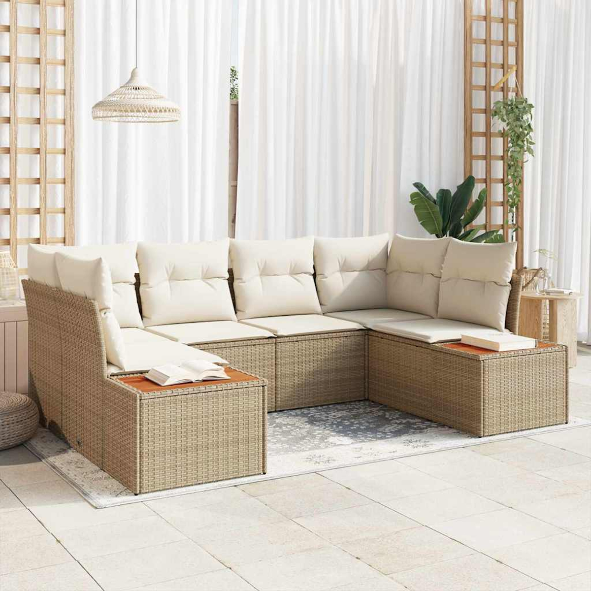 Ein Ecksofa aus Korbgeflecht mit cremefarbenen Kissen. Ein Buch liegt auf einem Tisch. Weiße Vorhänge und eine Hängelampe sind im Hintergrund.