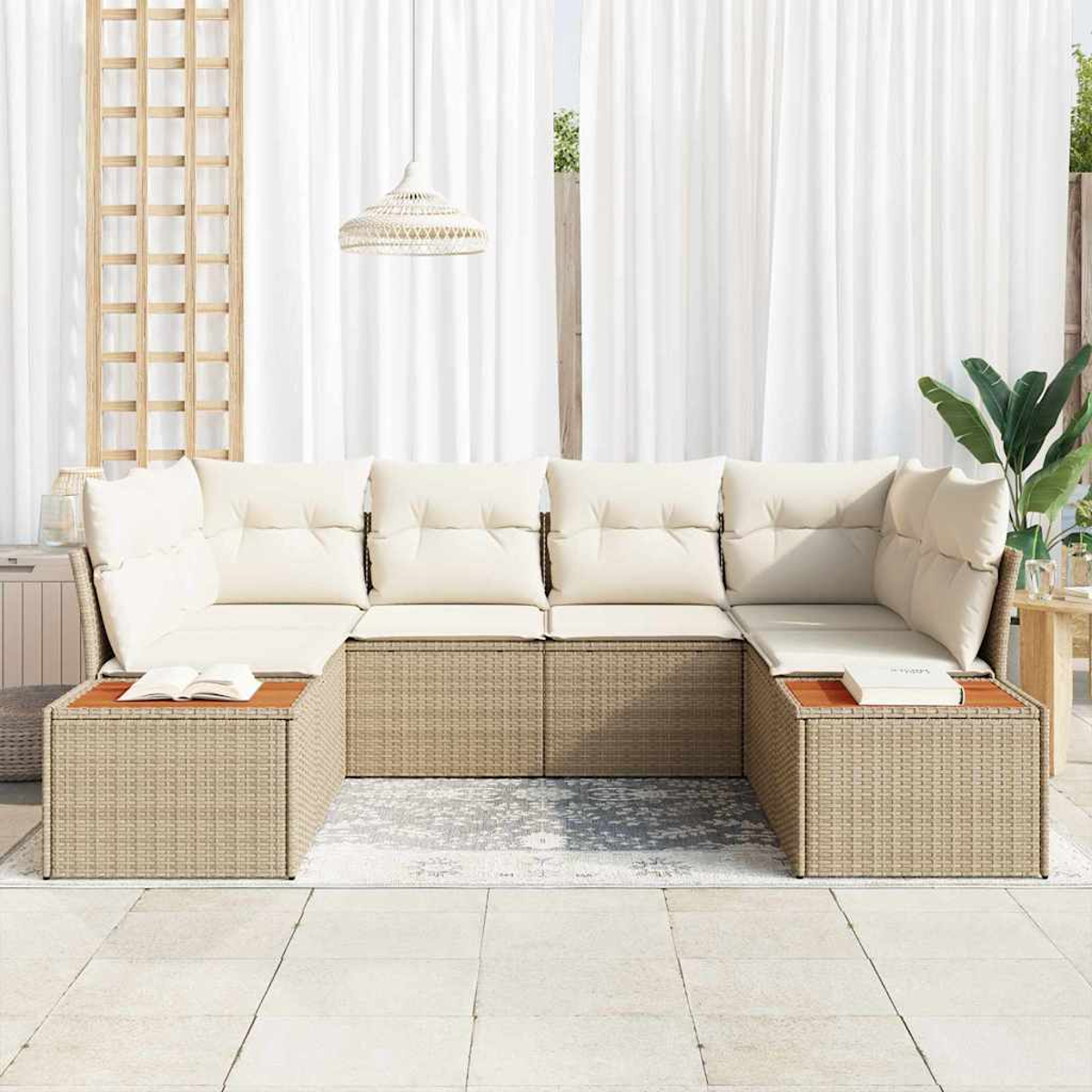 Outdoor-Ecksofa mit cremefarbenen Kissen und beigefarbenem Korbgeflecht. Ein Buch liegt auf einem Holztisch. Weiße Vorhänge im Hintergrund.