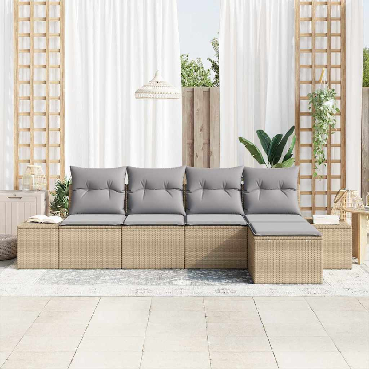 Outdoor-Ecksofa mit grauen Kissen. Geflochtene Basis, Holzgitter, weiße Vorhänge und eine Hängepflanze im Hintergrund.