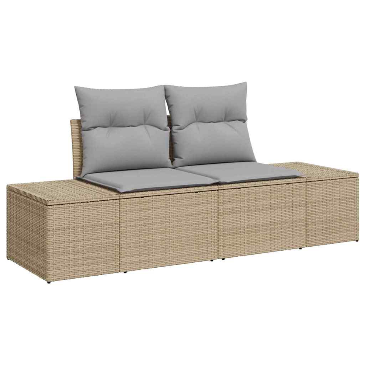Geflochtenes Outdoor-Sofa mit grauen Kissen und Kissen. Das Sofa besteht aus hellbraunem Korbmaterial.