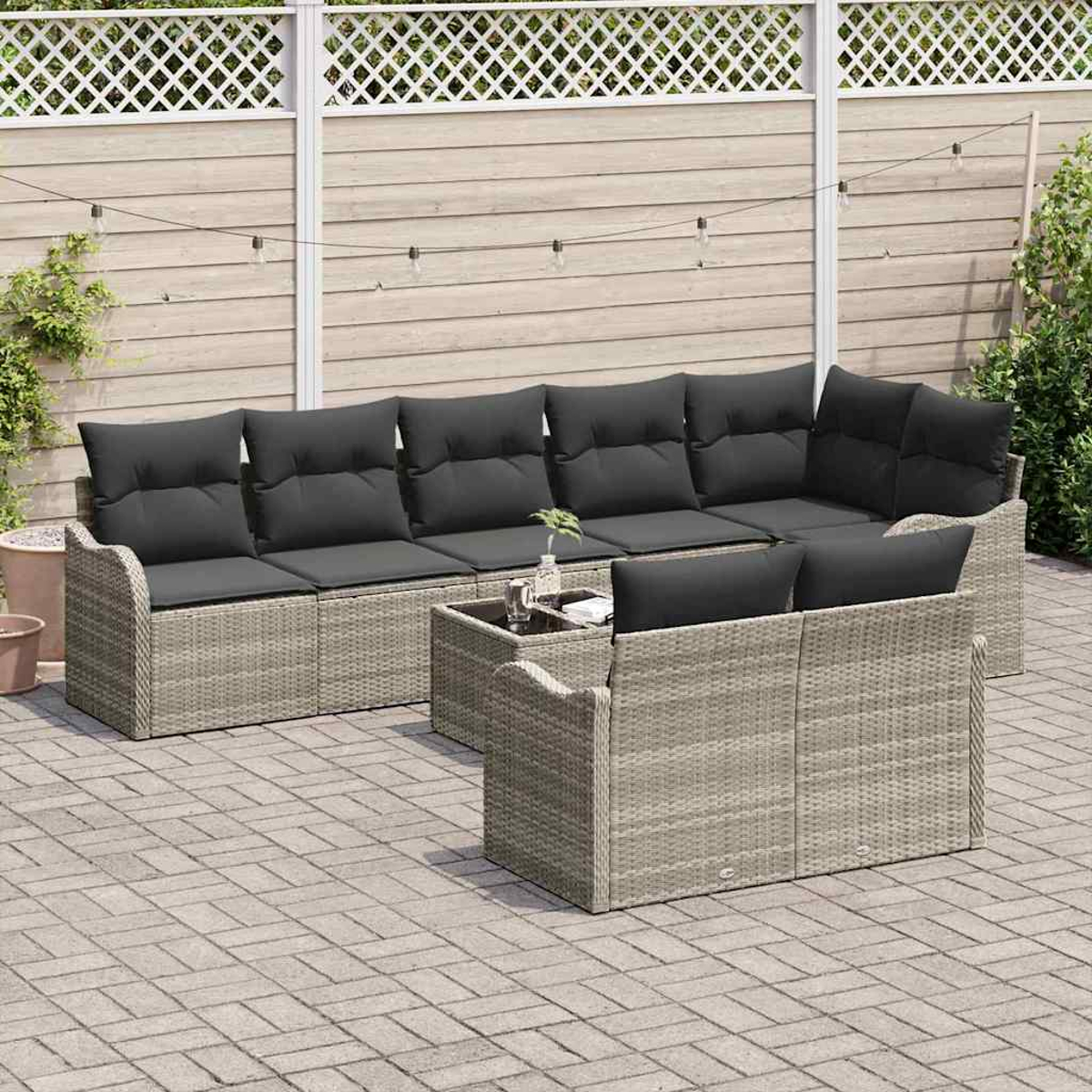Graues Korbmöbel-Set für den Außenbereich mit schwarzen Kissen auf einer Backstein-Terrasse. Enthält ein Sofa, eine Doppelsitz und einen Couchtisch.