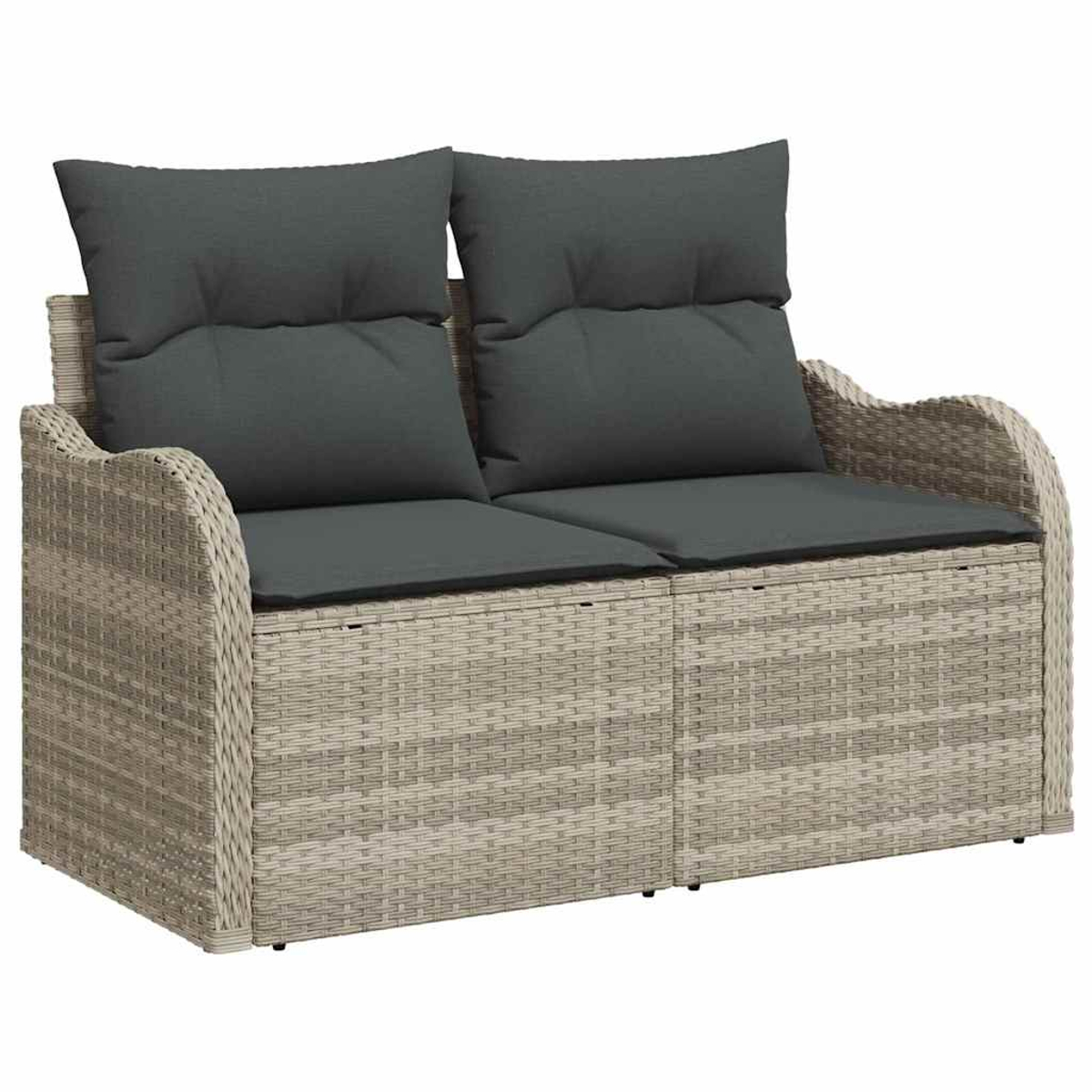Ein Zweisitzer-Outdoor-Sofa mit grauen Kissen und einem hellbraunen Korbgewebe. Die Rückenkissen sind aufrecht.