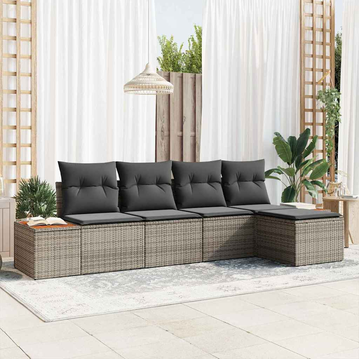 Ein Outdoor-Ecksofa mit grauen Kissen steht auf einer Terrasse. Weiße Vorhänge, Pflanzen und eine Hängelampe sind im Hintergrund.