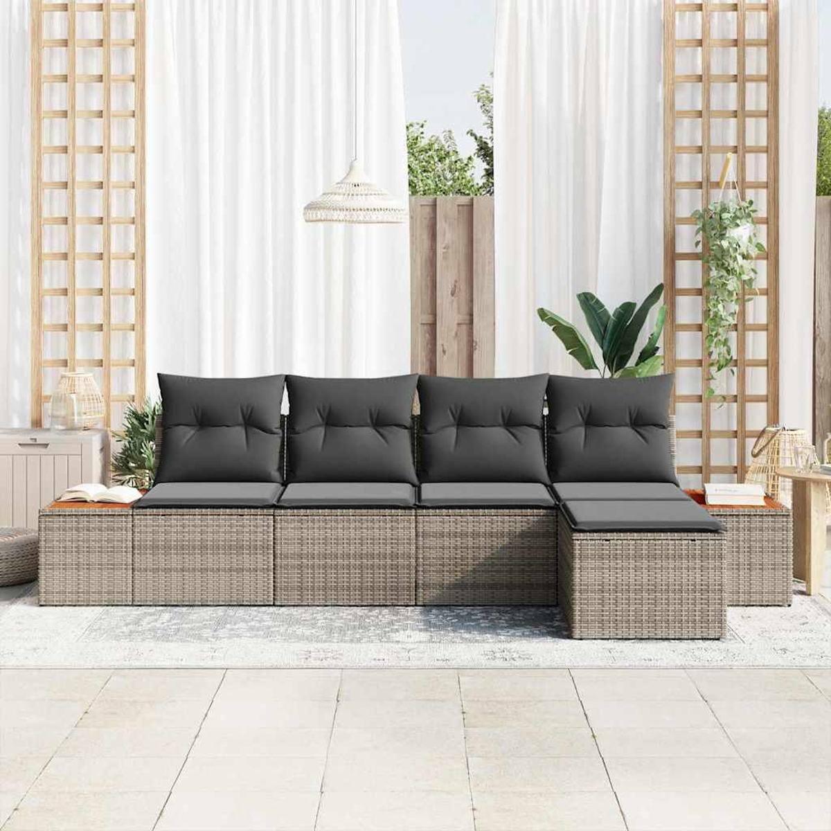 Outdoor-Ecksofa mit grauen Kissen. Weiße Vorhänge, Holzgitter und eine Hängepflanze schaffen eine entspannte Atmosphäre.