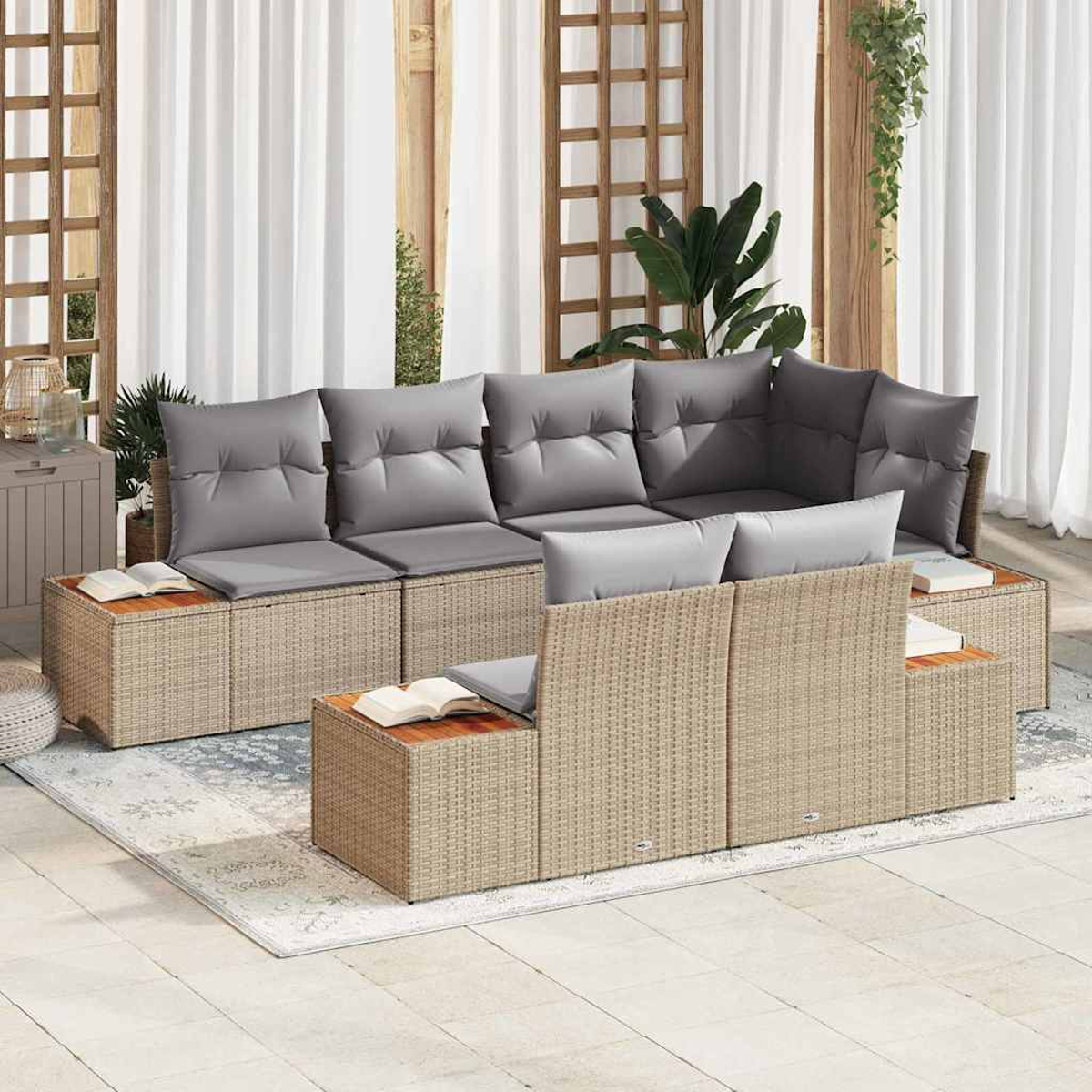 Outdoor-Ecksofa mit grauen Kissen und Holztischen. Weiße Vorhänge und Pflanzen im Hintergrund. Beiges gewebtes Möbel.