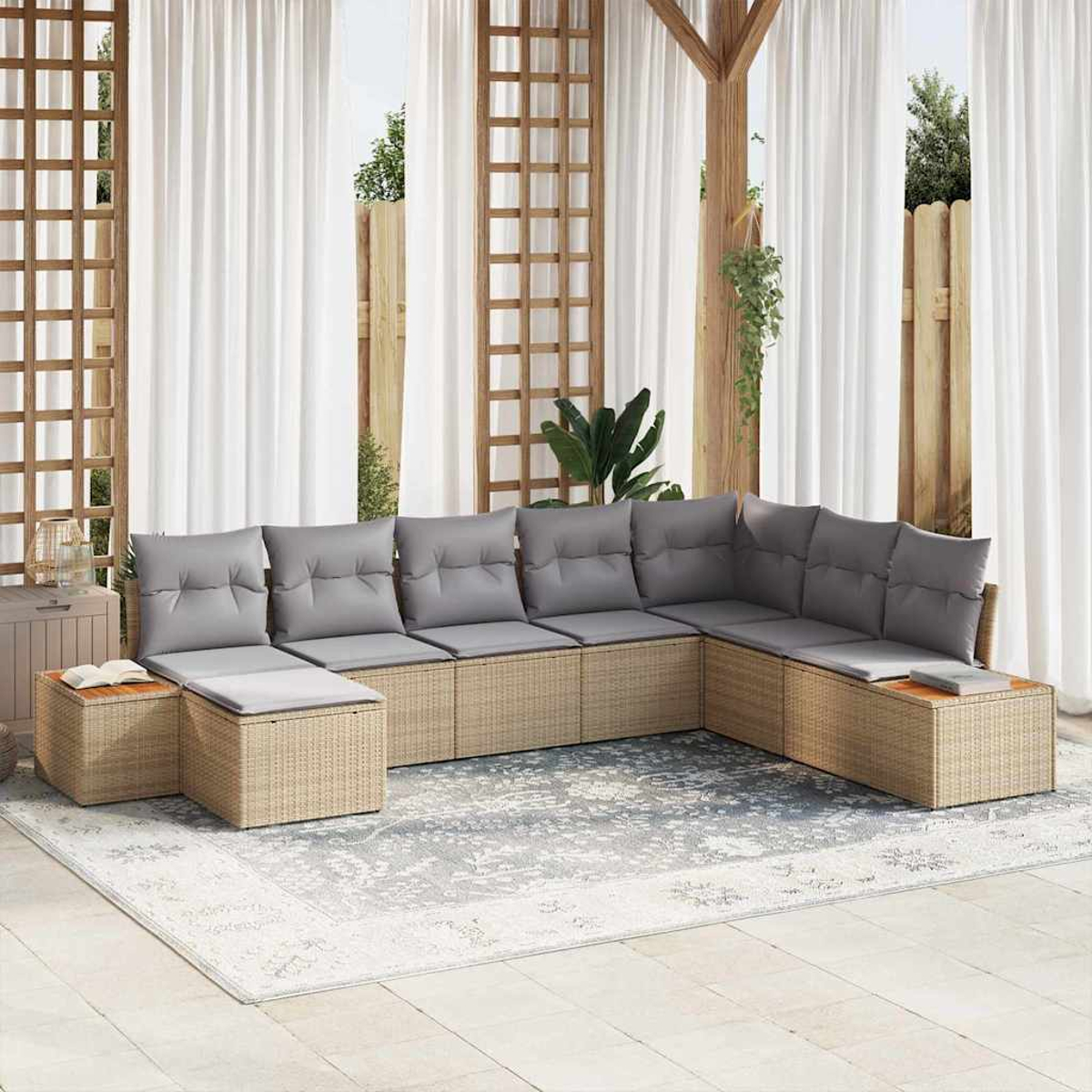 Outdoor-Ecksofa mit grauen Kissen. Beiger Korbrahmen. Weiße Vorhänge und Holzgitter im Hintergrund.