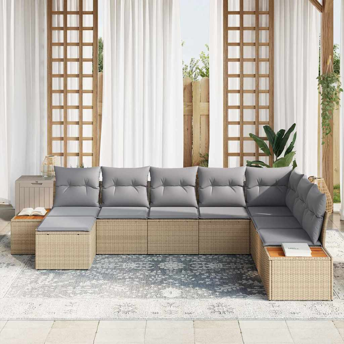 Geflochtenes Ecksofa mit grauen Kissen auf der Terrasse. Weiße Vorhänge und Holzgitter im Hintergrund. Teppich auf dem Boden.