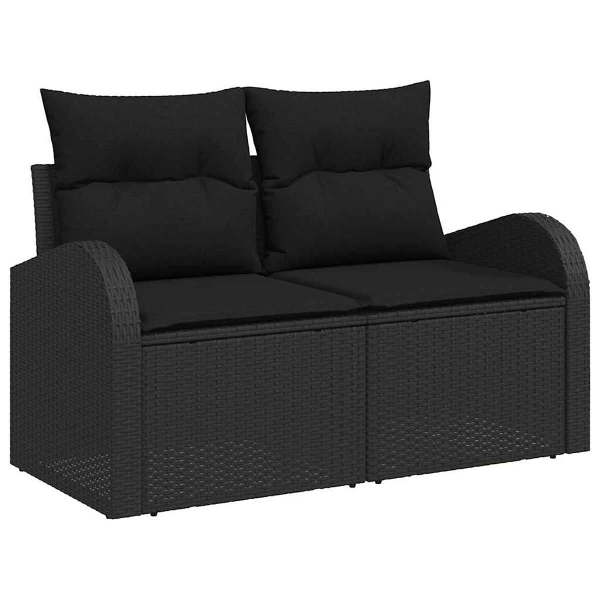 Ein schwarzes Zweisitzer-Korbssofa mit Kissen. Das Sofa hat ein gewebtes Muster und zwei Rückenkissen. Der Hintergrund ist weiß.