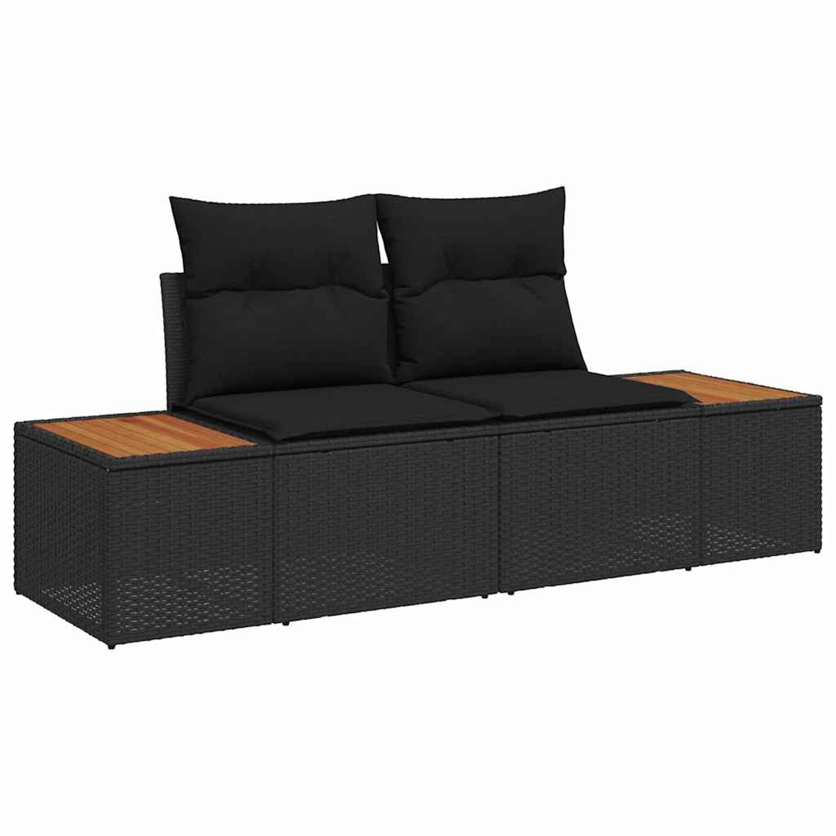 Schwarzes Outdoor-Sofa aus Korbgeflecht mit zwei Kissen und zwei hölzernen Beistelltischen. Die Kissen sind schwarz, die Tische braun.