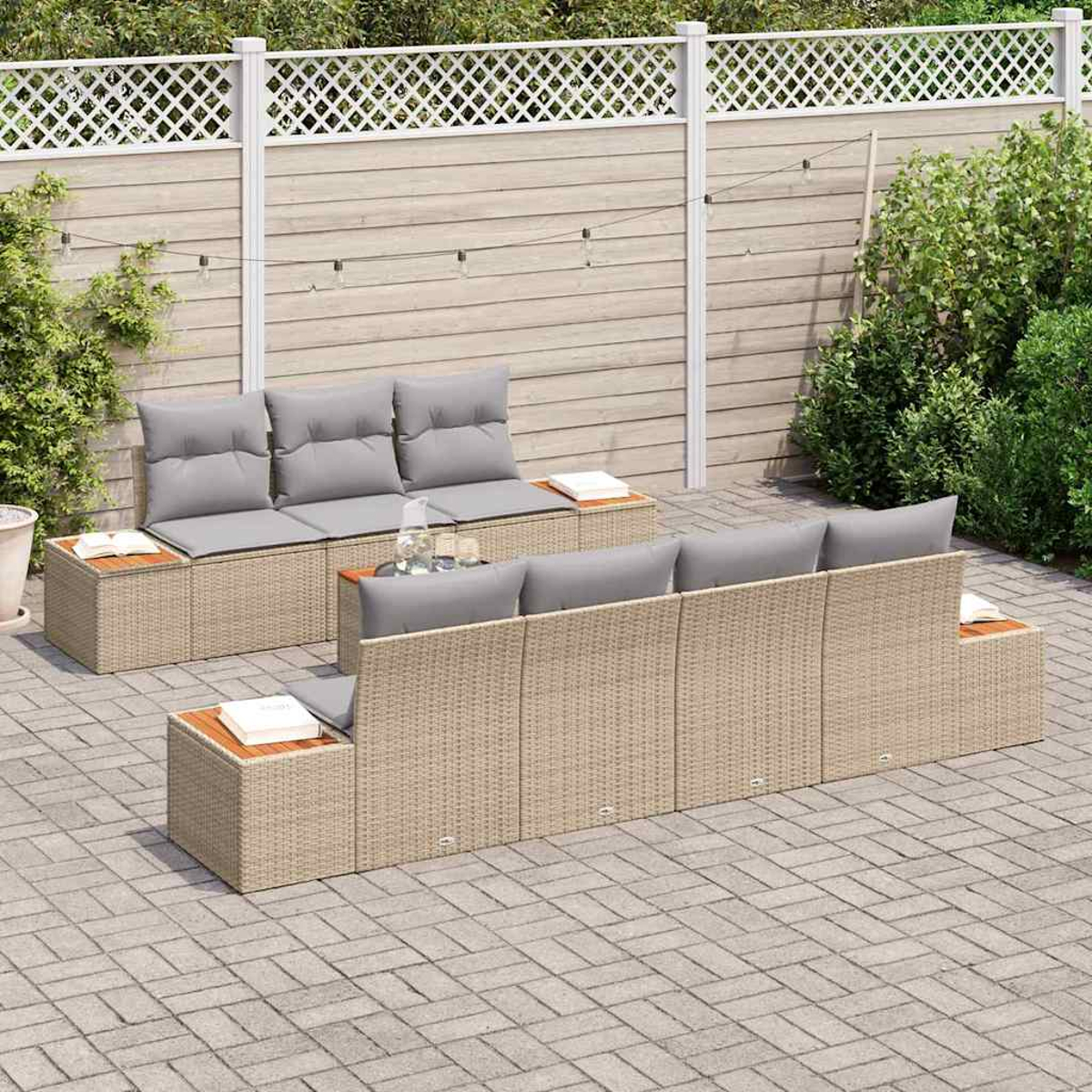 Geflochtenes Gartenmöbel-Set mit grauen Kissen auf einer Backstein-Terrasse. Ein Holzzaun, grüne Büsche und eine Lichterkette sind im Hintergrund.
