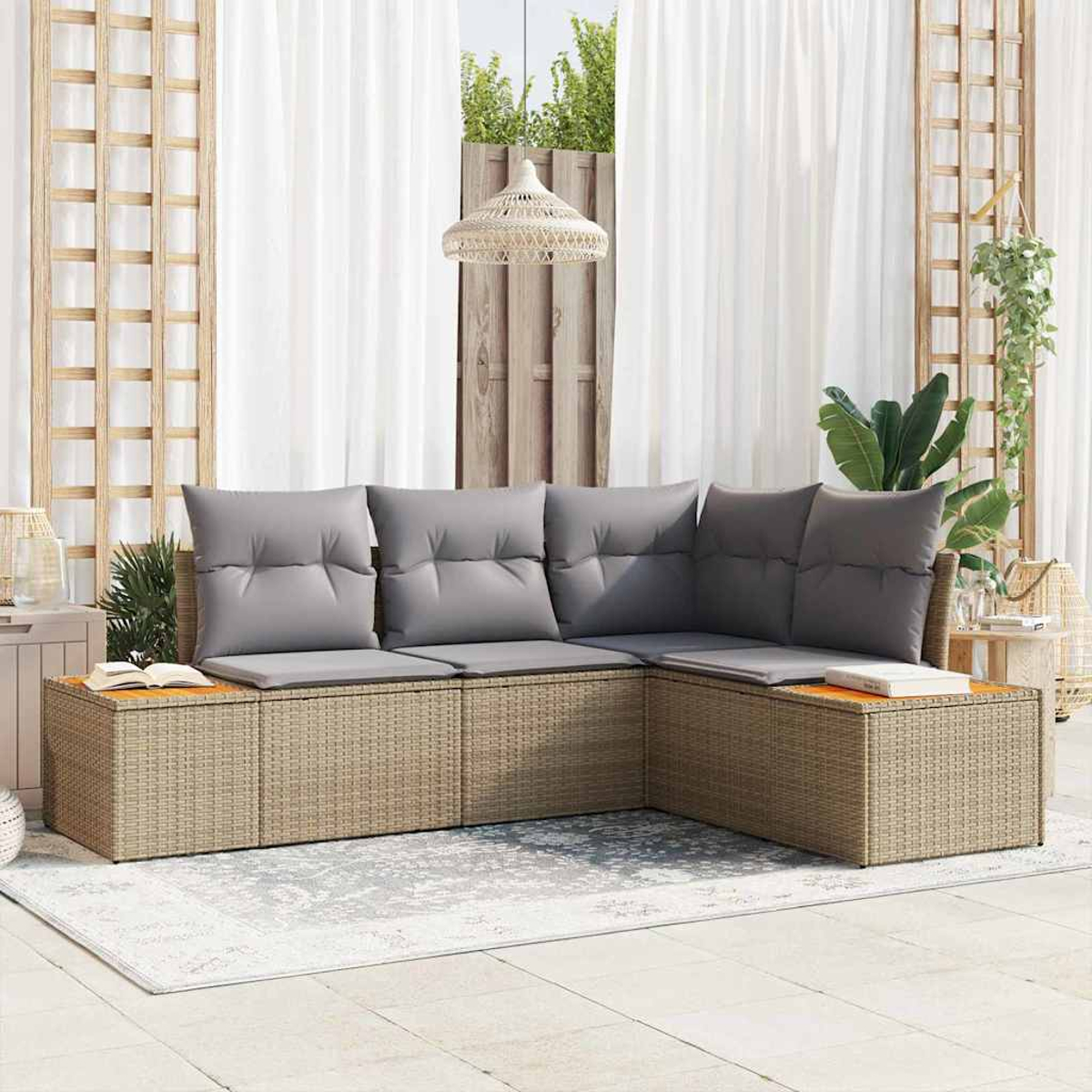 L-förmiges Outdoor-Korbmöbel mit grauen Kissen. Weiße Vorhänge, ein Holzgitter und eine hängende gewebte Leuchte sind sichtbar.