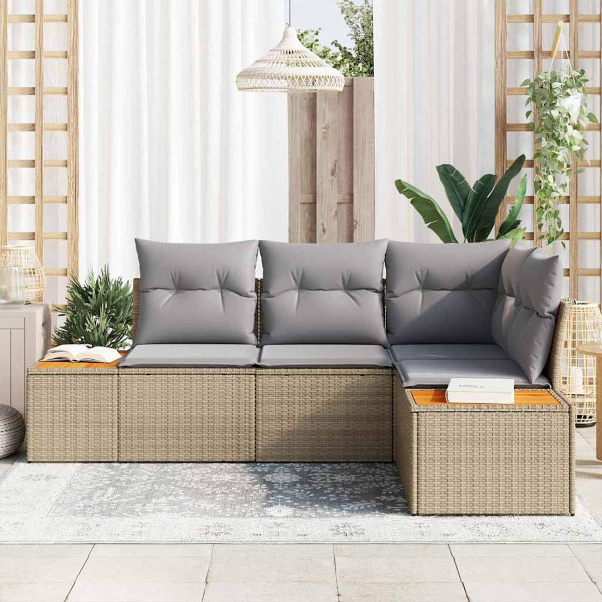 Ein Ecksofa mit grauen Kissen steht auf einer Terrasse. Ein Teppich, Pflanzen und eine gewebte Leuchte sind sichtbar.