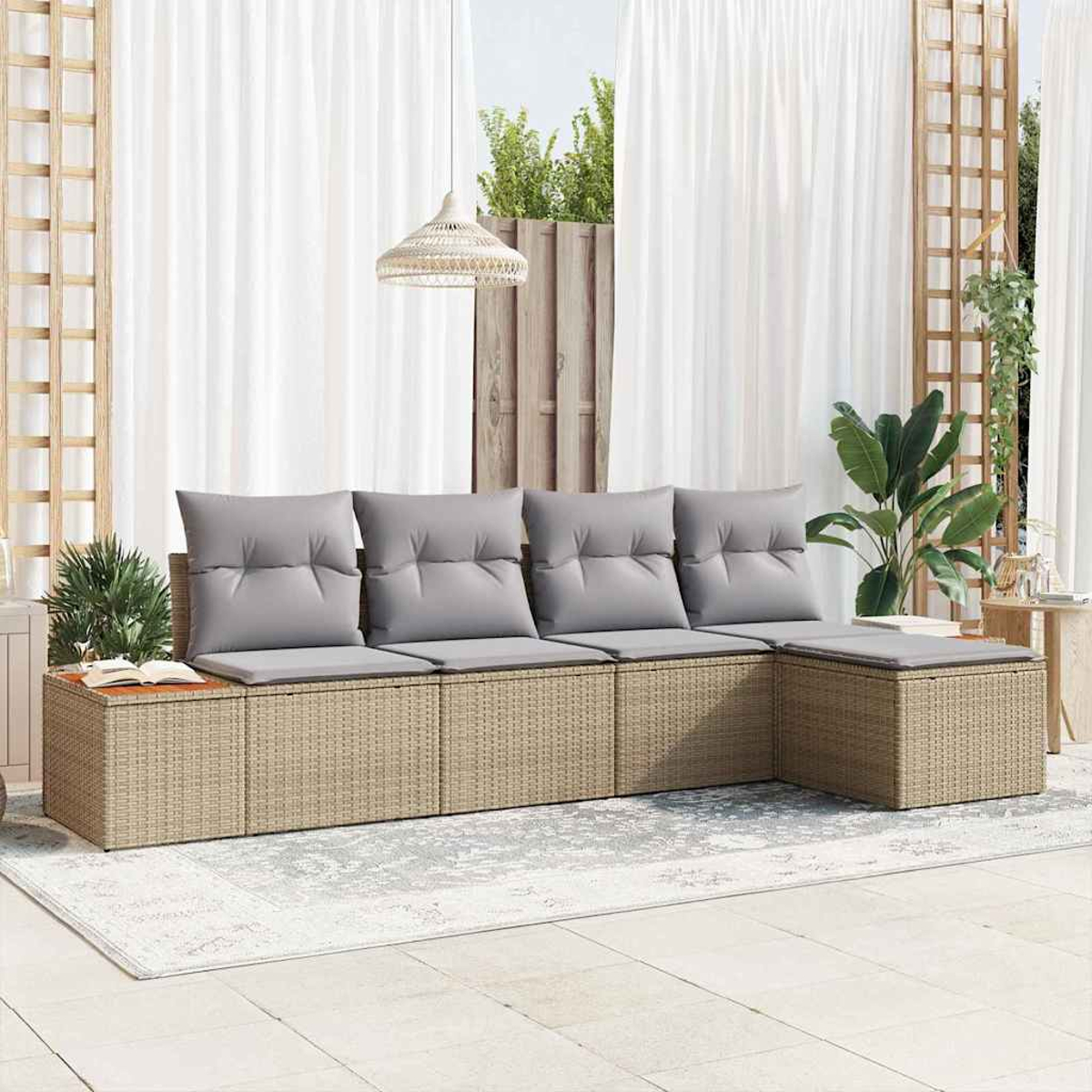 Outdoor-Ecksofa mit grauen Kissen, beigefarbenem Webgestell, auf einer Terrasse mit Teppich. Weiße Vorhänge im Hintergrund.