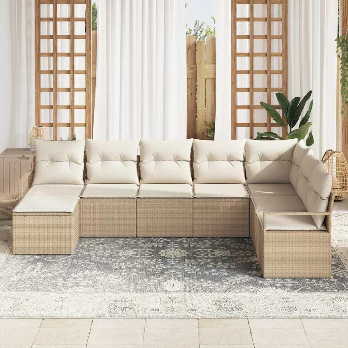 Ein Outdoor-Ecksofa mit cremefarbenen Kissen steht auf einem gemusterten Teppich. Dahinter befinden sich weiße Vorhänge und Holzgitter.