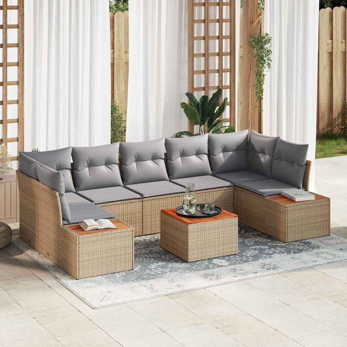 Outdoor-Ecksofa mit grauen Kissen auf einer Terrasse. Davor ein Couchtisch mit Tablett. Transparente Vorhänge und ein Spalier im Hintergrund.
