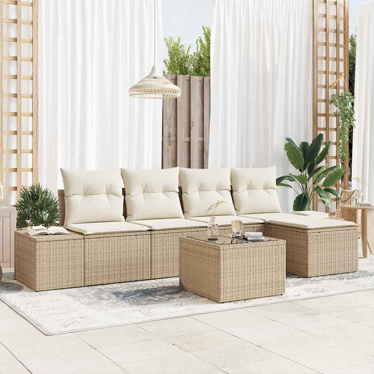 Außenbereich mit beigem Sofa, Couchtisch und weißen Vorhängen. Pflanzen und eine Hängelampe vervollständigen die entspannte Szene.
