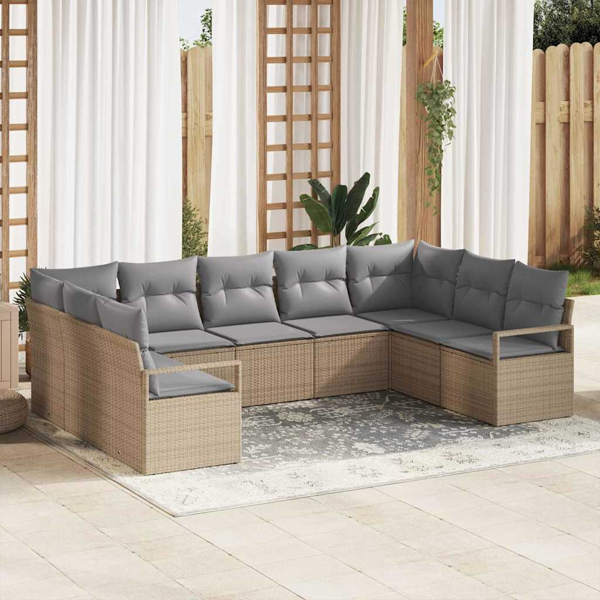 Ein Outdoor-Ecksofa mit grauen Kissen steht auf einer Terrasse mit einem Teppich. Weiße Vorhänge und ein Holzzaun sind im Hintergrund.