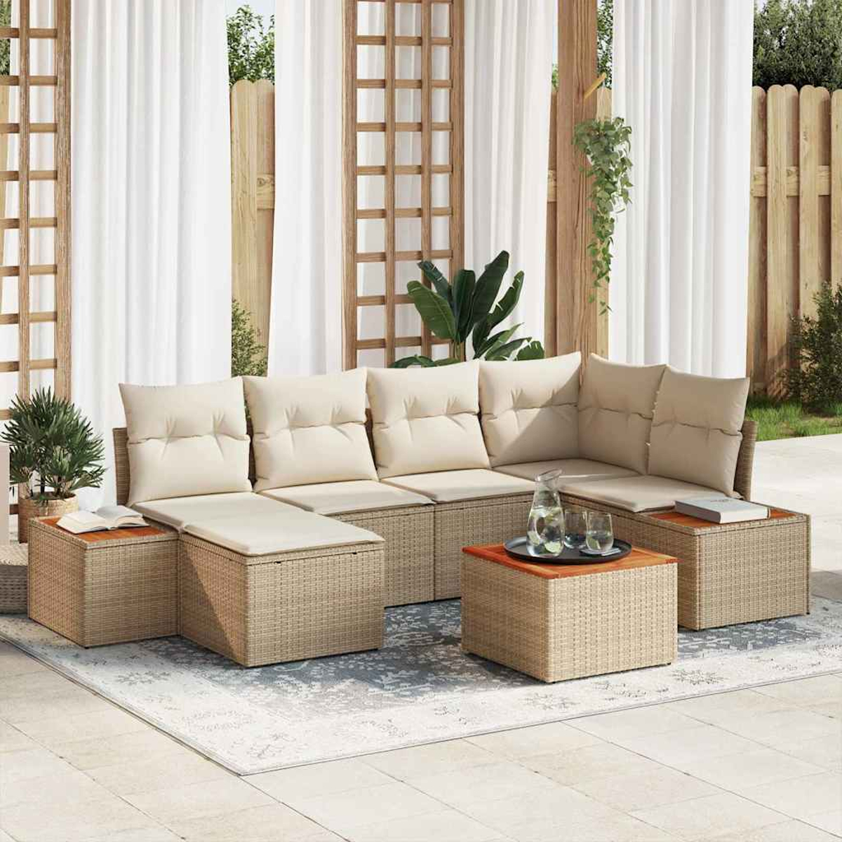 Outdoor-Ecksofa mit beigen Kissen, Rattan-Gestell und Holztischen. Weiße Vorhänge und ein Holzzaun im Hintergrund.