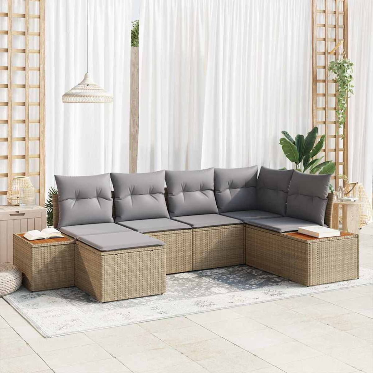 Ein Ecksofa im Freien mit grauen Kissen. Vorhänge im Hintergrund. Korbmöbel mit einem Teppich und Beistelltischen.