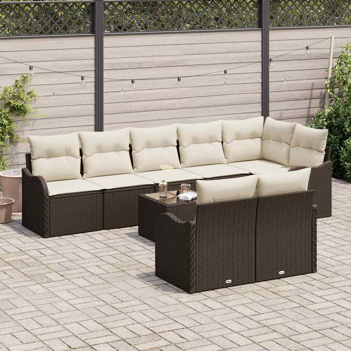 Juego de patio al aire libre con muebles de mimbre marrón y cojines crema, incluyendo una mesa de centro. Valla de madera al fondo.
