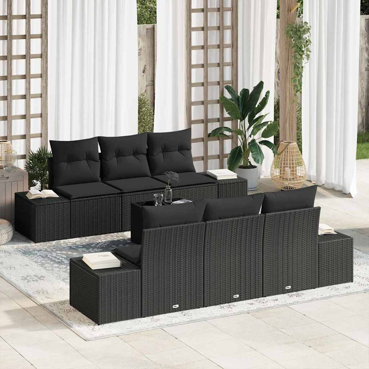 Garten-Sitzgruppe mit schwarzen Kissen. Enthält ein Dreiersofa, Einzelsitze und einen kleinen Tisch. Weiße Vorhänge im Hintergrund.
