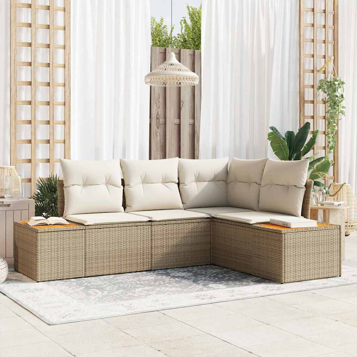 L-förmiges Rattan-Sofa mit cremefarbenen Kissen steht auf einem Teppich. Weiße Vorhänge und ein Holzgitter dahinter.