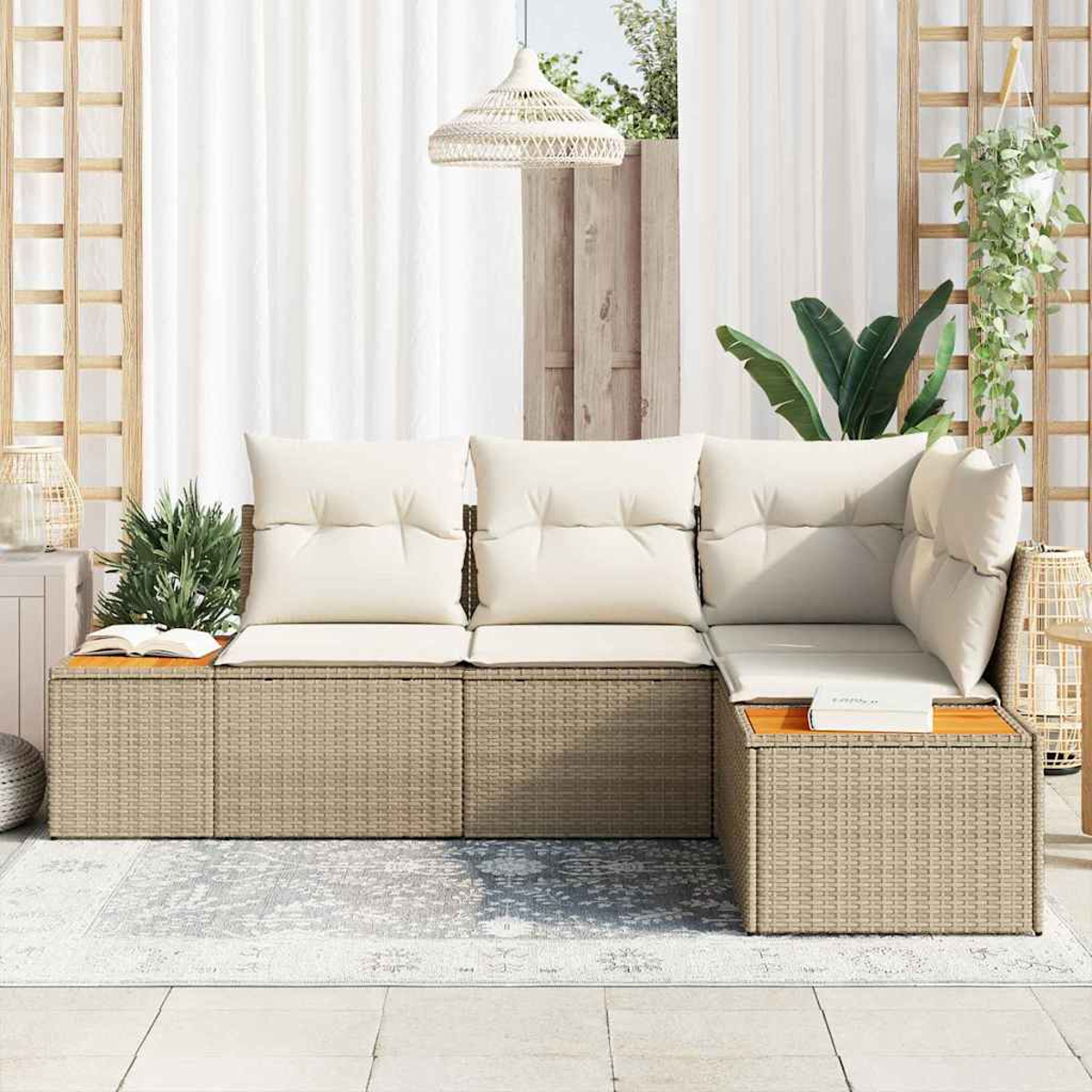 Outdoor-Ecksofa mit cremefarbenen Kissen. Ein Teppich, Pflanzen und eine gewebte Pendelleuchte sind sichtbar. Hintergrund: weiße Vorhänge und Holzgitter.