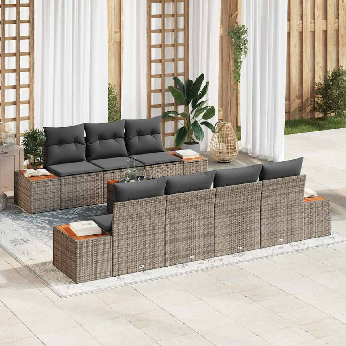 Garten-Terrassenset mit Korbmöbeln, grauen Kissen und Holztischen. Pflanzen, weiße Vorhänge und eine gewebte Laterne im Hintergrund.