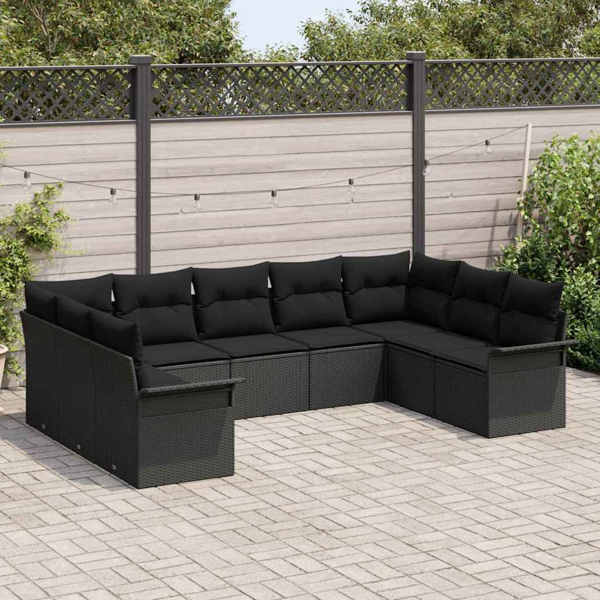 Outdoor-Ecksofa mit schwarzen Kissen auf einer Backstein-Terrasse. Im Hintergrund befinden sich ein Holzzaun und Grün.