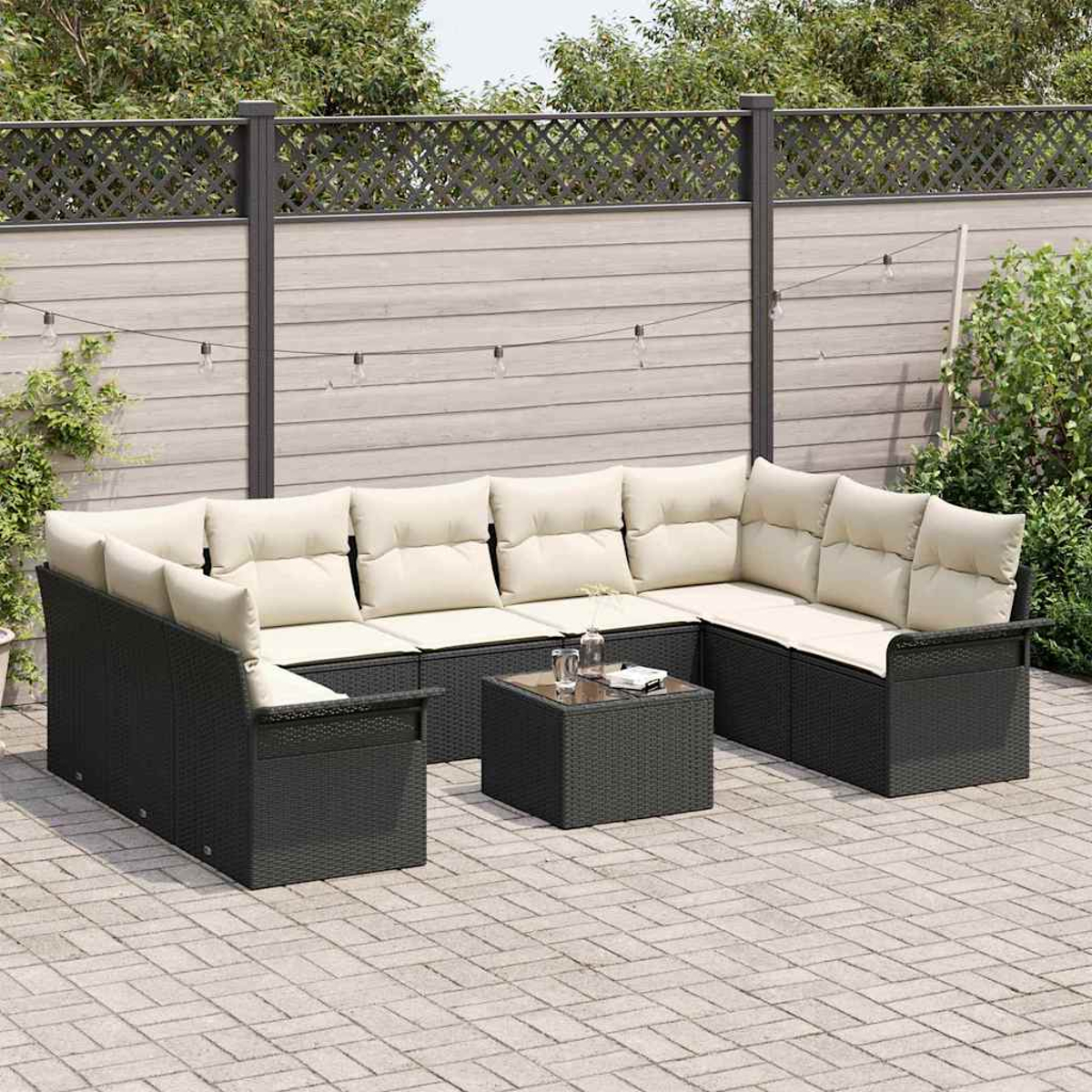 Outdoor-Ecksofa-Set mit cremefarbenen Kissen, einem kleinen Tisch und Lichterketten. Der Hintergrund zeigt einen Zaun und Grün.