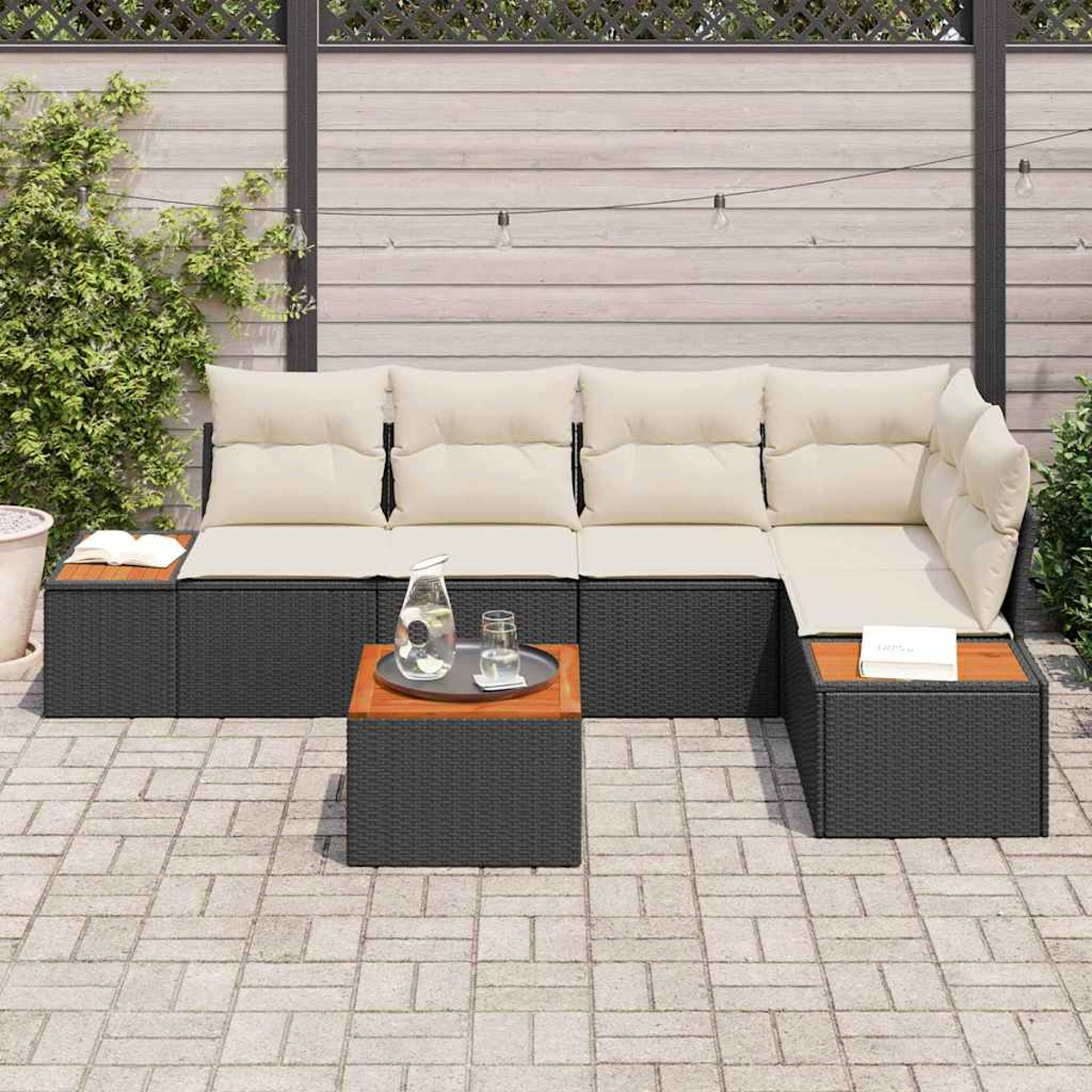 Outdoor-Ecksofa mit cremefarbenen Kissen, einem kleinen Tisch mit Wasserkaraffe und einer Ziegelterrasse.