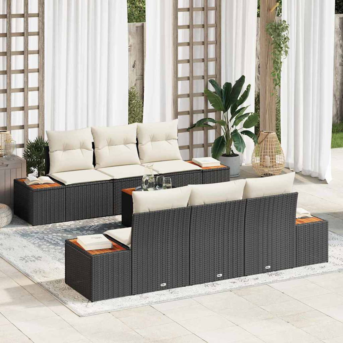 Outdoor-Sitzgruppe. Zwei Korbsitzgruppen mit cremefarbenen Kissen. Beistelltische aus Holz. Weiße Vorhänge, Pflanzen und ein gemusterter Teppich im Hintergrund.