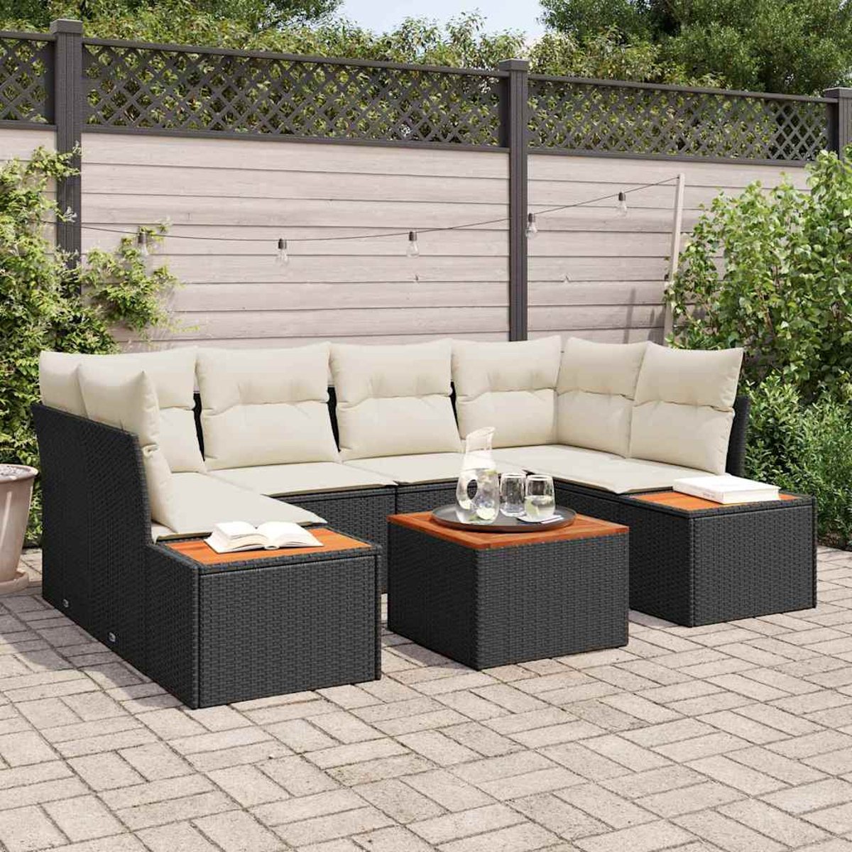 Outdoor-Ecksofa mit beigefarbenen Kissen, schwarzem Korbgewebe und Holztischplatten. Enthält zwei kleine Tische und eine Kanne mit Gläsern.