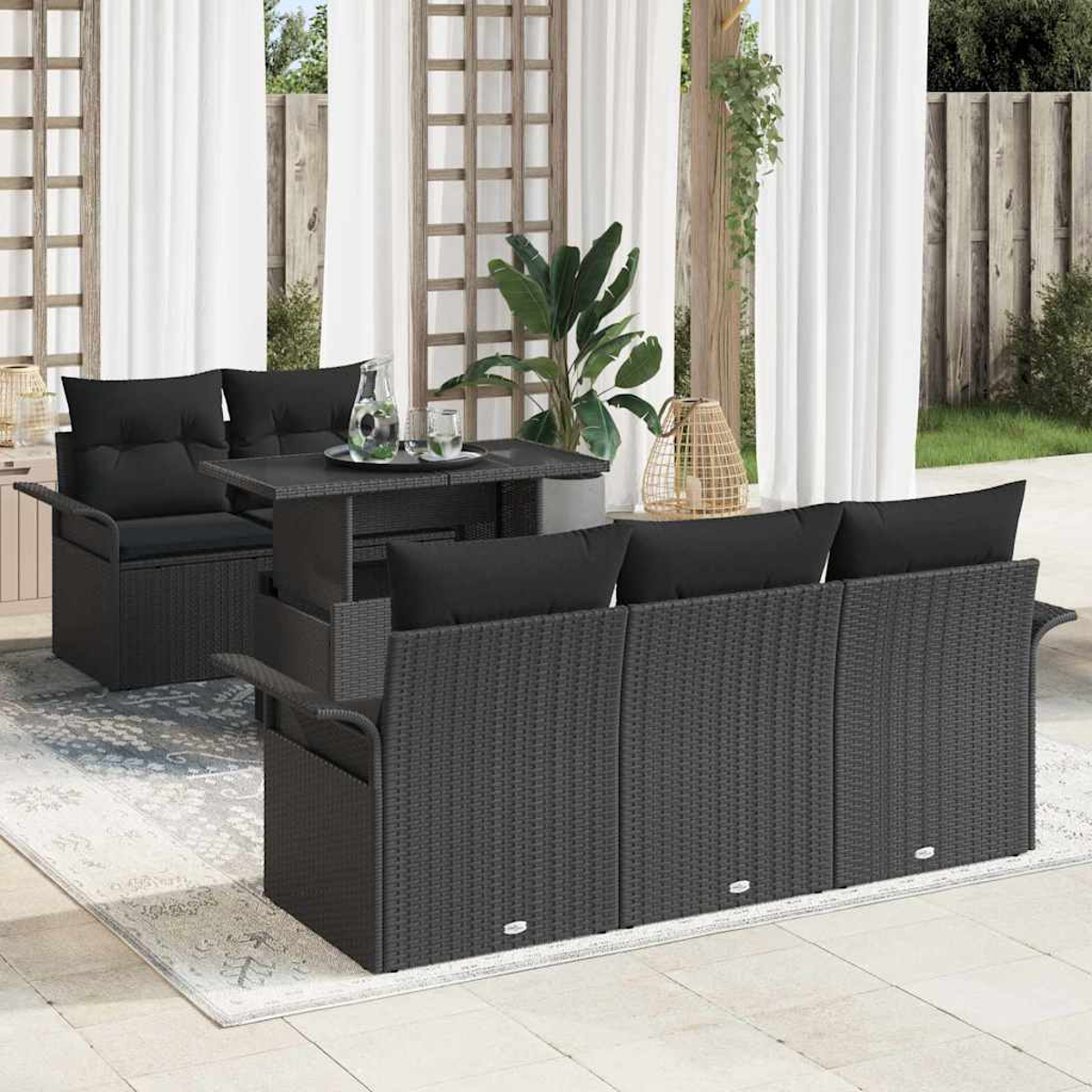 Gartenmöbel-Set mit schwarzen Kissen. Enthält ein Sofa, ein Loveseat und einen Tisch. Weiße Vorhänge und Pflanzen sind im Hintergrund.