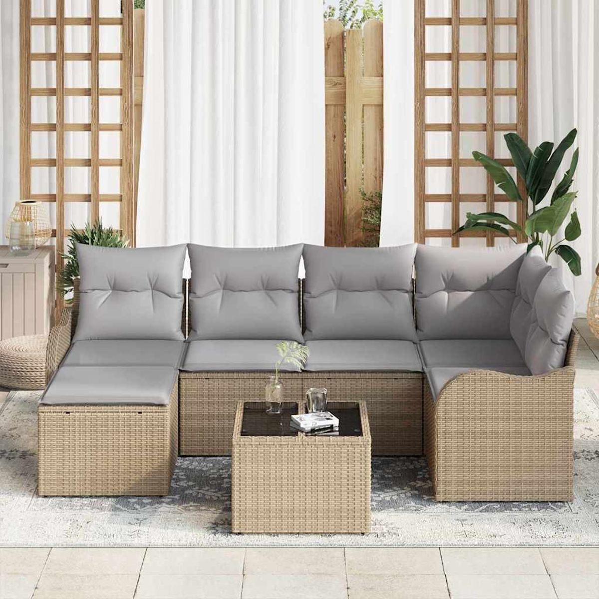 Outdoor-Ecksofa mit grauen Kissen, einem kleinen Tisch und einem Teppich. Es befindet sich auf einer Terrasse mit Holzgitter und weißen Vorhängen.