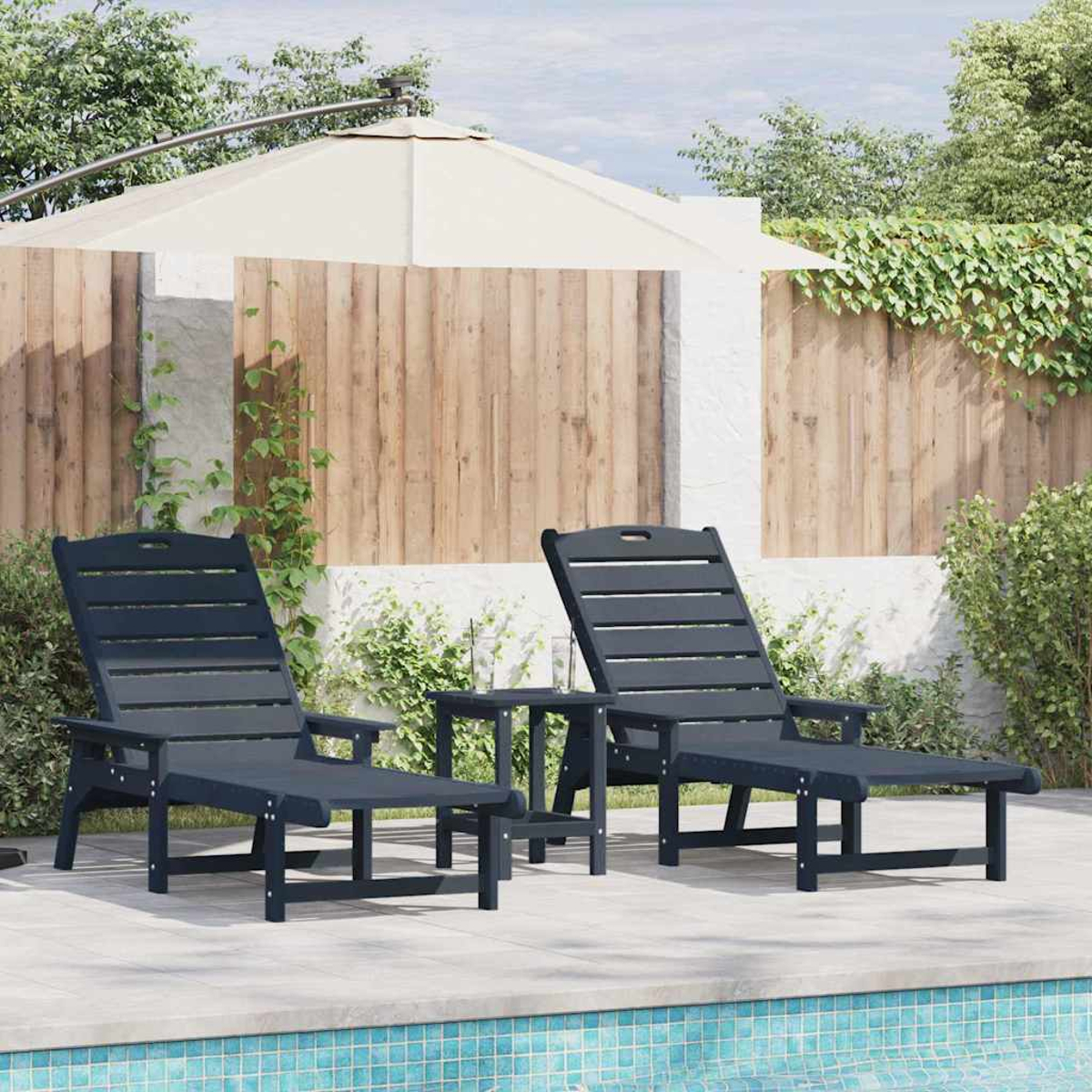 Zwei dunkelblaue Liegestühle und ein Beistelltisch stehen am Pool. Ein weißer Sonnenschirm und ein Holzzaun sind im Hintergrund.