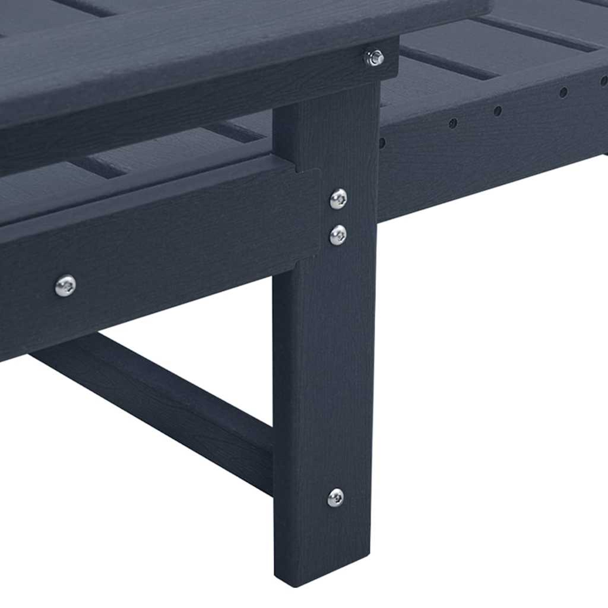 Nahaufnahme einer dunkelblauen Holzbank. Sichtbar sind die Beine, tragenden Balken und Metallschrauben, vor weißem Hintergrund.