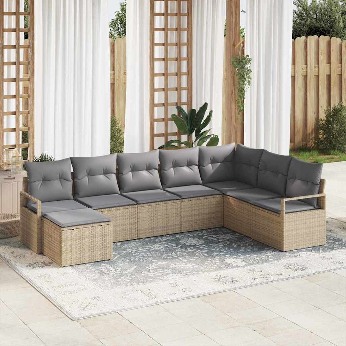 Ein Ecksofa im Freien mit grauen Kissen steht auf einem Teppich. Weiße Vorhänge und Holzzaun im Hintergrund.