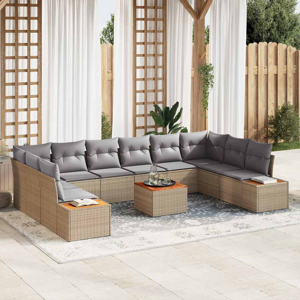 Outdoor-Ecksofa mit grauen Kissen auf einer Terrasse. Ein kleiner Tisch und ein Teppich befinden sich davor. Im Hintergrund befinden sich transparente Vorhänge.