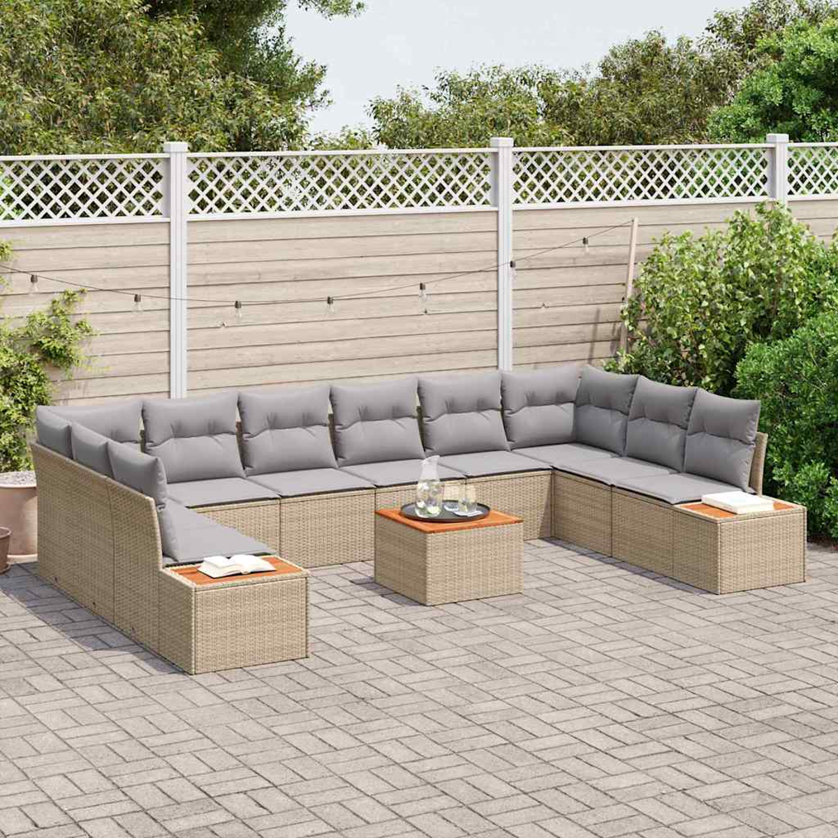 Ein beiges Rattan-Ecksofa mit grauen Kissen steht auf einer Backstein-Terrasse. Vorne steht ein kleiner Holztisch mit Gläsern.