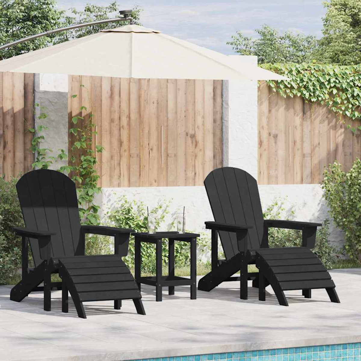 Zwei schwarze Adirondack-Stühle mit Fußstützen und ein kleiner Tisch stehen auf einer Terrasse unter einem Sonnenschirm. Dahinter ist ein Holzzaun.