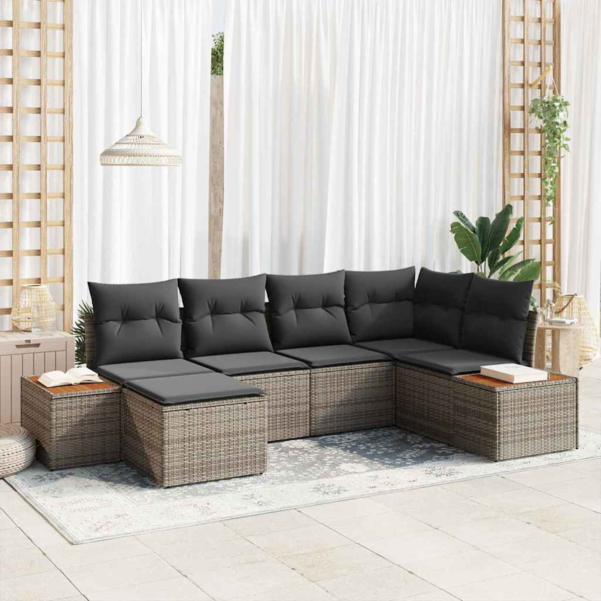 Ein Ecksofa mit grauen Kissen steht auf einer Terrasse. Weiße Vorhänge und eine gewebte Leuchte befinden sich im Hintergrund.