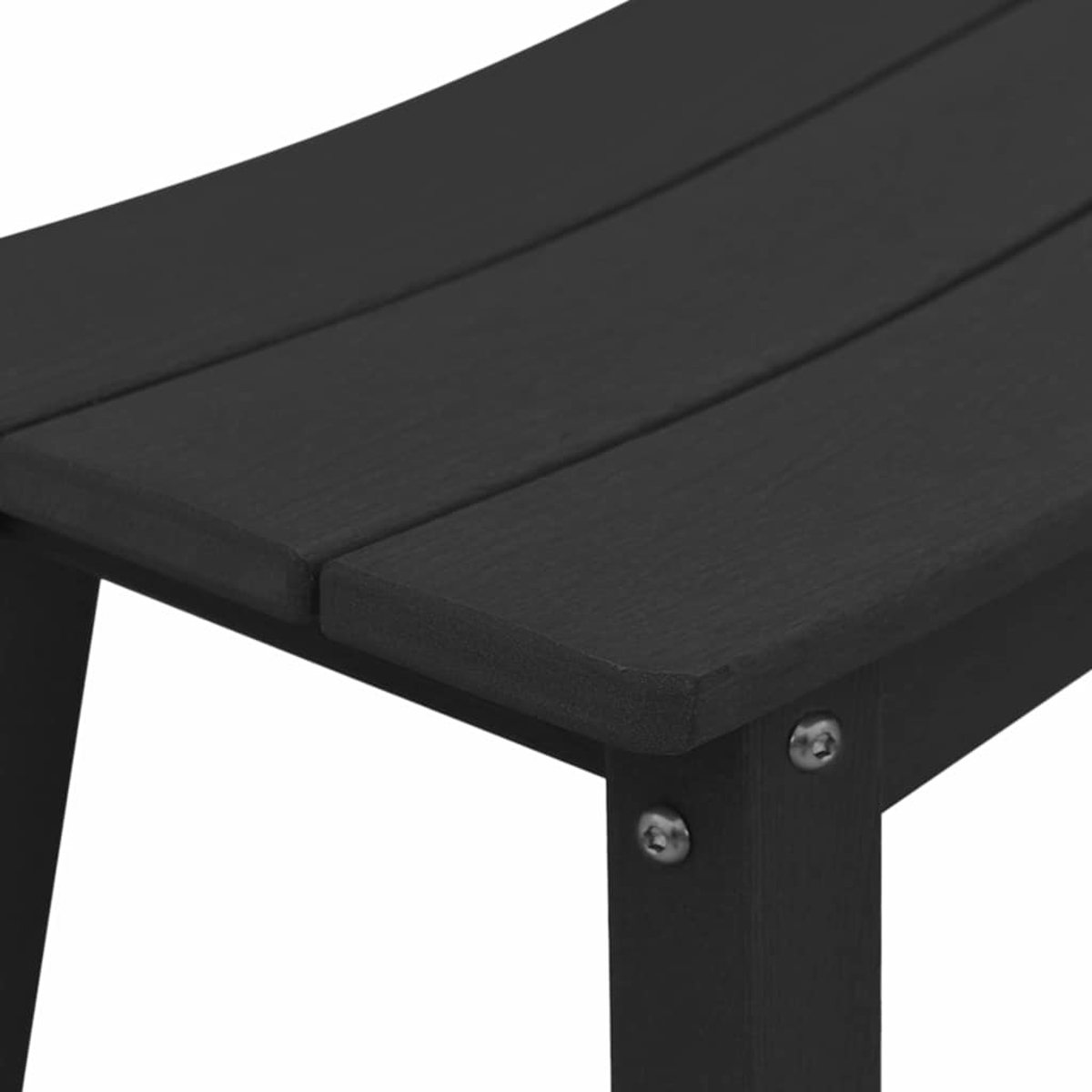 Nahaufnahme einer schwarzen Bank. Der Sitz hat Holzbretter. Die Beine sind ebenfalls schwarz. Schrauben befestigen den Sitz an den Beinen.