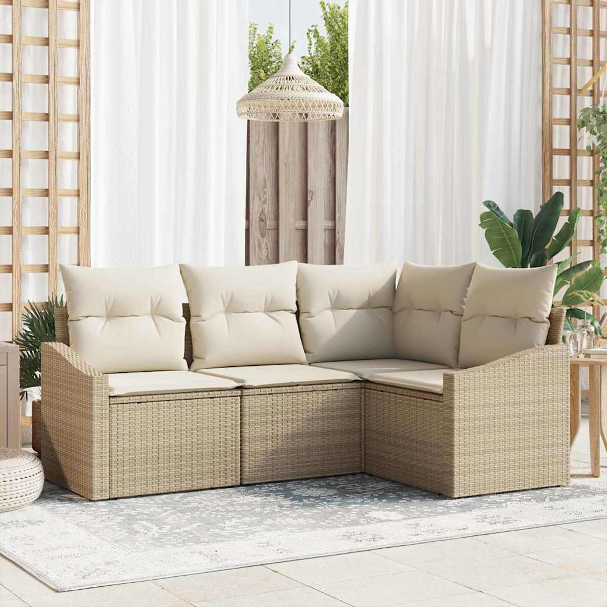 Ein Ecksofa im Freien mit beigefarbenen Kissen steht auf einem Teppich. Dahinter sind weiße Vorhänge und ein Holzgitter.
