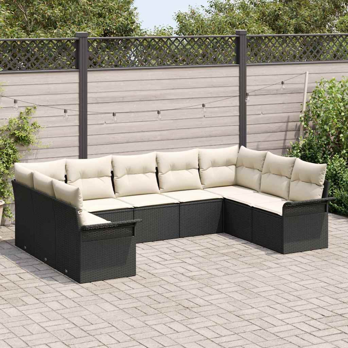 Ein schwarzes Korbsessel-Ecksofa mit cremefarbenen Kissen steht auf einer Ziegelterrasse. Im Hintergrund sind ein Holzzaun und Grünflächen zu sehen.