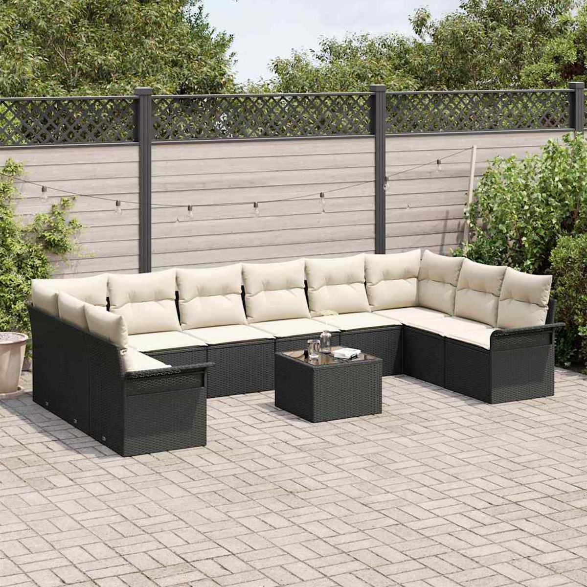 Outdoor-Ecksofa mit beigen Kissen. Dunkelgraue Korbmöbel auf einer Terrasse. Kleiner Tisch mit Getränken. Holzzaun im Hintergrund.