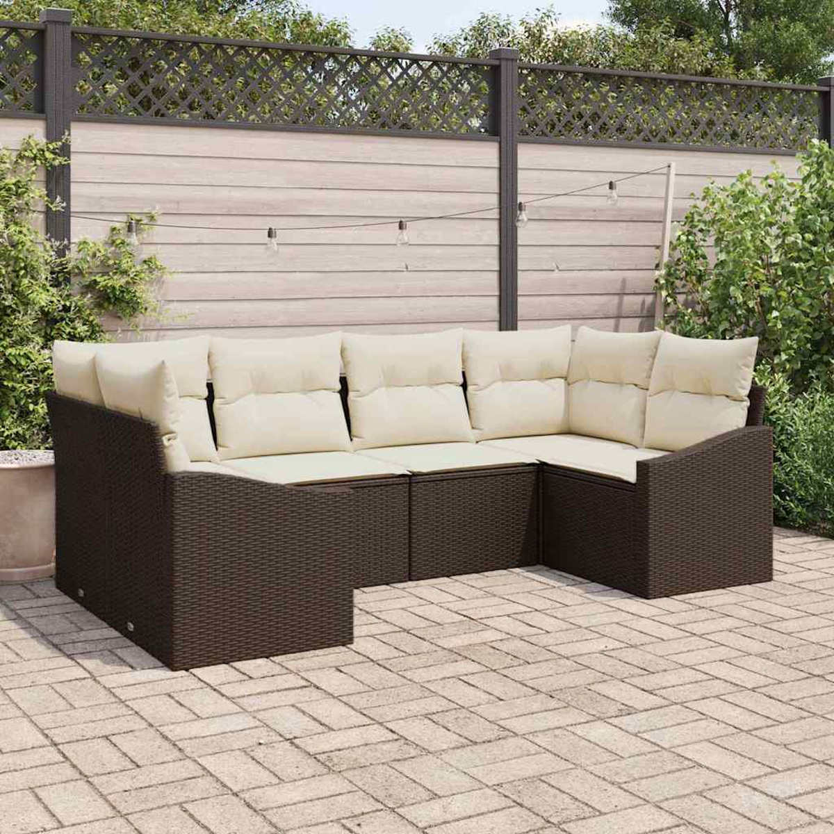 Ein braunes Outdoor-Ecksofa aus Korbgeflecht mit cremefarbenen Kissen steht auf einer Ziegelsteinterrasse. Im Hintergrund befinden sich ein Holzzaun und Grün.